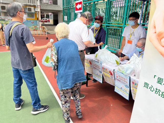 Sham Shui Po District Office organised "Vaccination for the Elderly in Sham Shui Po" for residents of Shek Kip Mei Estate2